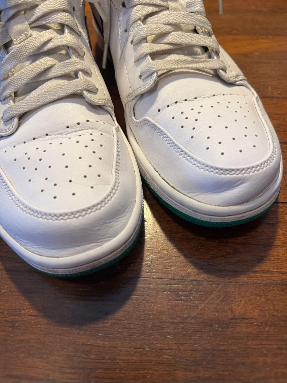 Jordan 1 Lows in Green and White - Picture 6 of 8